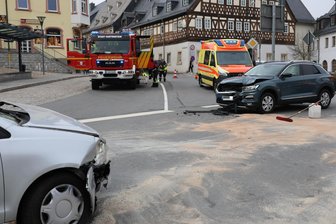 Hartenstein: Markt nach Verkehrsunfall gesperrt - Auf dem Hartensteiner Markt sind am Donnerstag zwei Pkw kollidiert.
