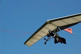 Hartenstein: Pachtvertrag mit Drachenfliegern nach langem Ringen unter Dach und Fach - Mithilfe von Seilwinden nach oben gezogen, gleiten die Drachenflieger dann durch die Lüfte. 