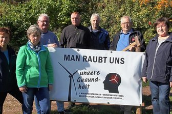Hartenstein positioniert sich gegen Flächen für Windkraft - Mitglieder der Bürgerinitiative "Gegenwind" stellen an exponierten Stellen Transparente gegen den Bau von Windkraftanlagen auf. 
