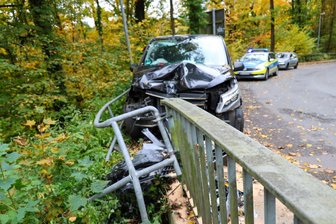 Hartenstein: Transporter prallt gegen Brückengeländer - Dieser Transporter prallte in Hartenstein gegen ein Brückengeländer.