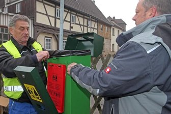 Hartenstein tut sich schwer mit Hundetoiletten - Bereits im Frühjahr 2015 sind in Wildenfels durch Bauhofmitarbeiter (Foto) Hundetoiletten aufgestellt worden. Die Stadt hat damit gute Erfahrungen gemacht. 
