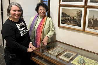 Hartenstein und der Prinzenraub: Jetzt geht es um die Fakten - Ramona Markstein (l.) und Bianca Jokisch auf Burg Stein, wo an den Prinzenraub erinnert wird.