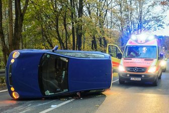 Hartenstein: VW Polo rutscht mehr als 100 Meter auf der Seite -