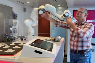Harter Kampf um Azubis für stahlharte Jobs: So liefen die Heavy Metal Days im Erzgebirge - Marc Buchholtz zeigt dem Roboterarm den Bewegungsablauf, den die Maschine wenige Sekunden später eigenständig vollzieht. Im Truck der Metall- und Elektroindustrie bekommen Schüler einen spannenden Einblick in 40 Berufe der Branche. Zuletzt machte der Truck bei Omeras in Lauter Station.