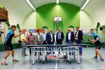 Harter Kampf um Fördergelder belohnt - Karl Zimmermann (links) und Nick Neumann-Manz vom TTC Sachsenring zeigten den Gästen um Sachsens Innen- und Sportminister Armin Schuster (mit Krawatte), was sie draufhaben. Im April 2024 soll die Modernisierung der Halle auf dem Pfaffenberg beginnen.