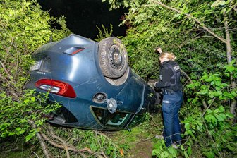 Hartha: Auto landet auf Mittelinsel im Kreisverkehr - Bei Hartha überschlug sich dieser Kia und blieb auf dem Dach liegen.