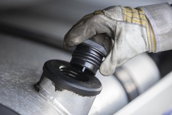 Hartha: Diebe stehlen mehr als 900 Liter Diesel aus zwei Lkw - Unbekannte haben in Hartha mehr als 900 Liter Diesel aus zwei Lkw gestohlen.
