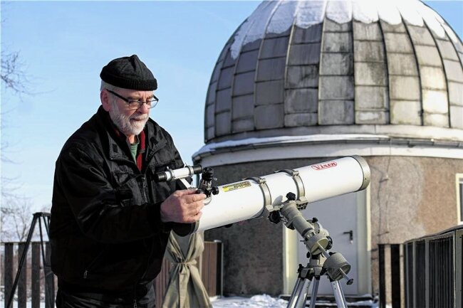 Harthaer Hobbyastronomen zeigen Apollo-Mondlandung - Hans-Dieter Köhler richtet eines der Spiegelteleskope für die Beobachtung der Sonne ein. 
