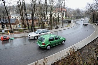 Harthauer Berg: B95 in Chemnitz vor wochenlanger Sperrung - Die Annaberger Straße am Fuße des Harthauer Berges. Die alte Brücke über die Würschnitz (hier im Hintergrund) wird derzeit durch einen Neubau ersetzt.