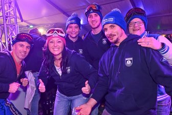 Hartmannsdorf: Après-Ski Party direkt vor der Haustür - Vereinsmitglieder haben Mützen und Skibrillen getragen – vorn Mitte Claudia Becher.