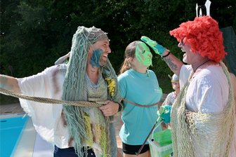 Hartmannsdorf (bei Kirchberg): Das Freibad steht jedes Jahr auf Neptuns Tourenplan - Celine Pechmann (Mitte) ist getauft worden. Links Bürgermeister Christfried Nicolaus im Kostüm.