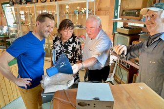 Hartmannsdorf bei Kirchberg hat jetzt eine Erlebnisscheune: Was es dort zu sehen gibt - In der Erlebnisscheune: Initiator Frieder Flechsig (r.) mit Kerstin Nicolaus und dem Bürgermeister.