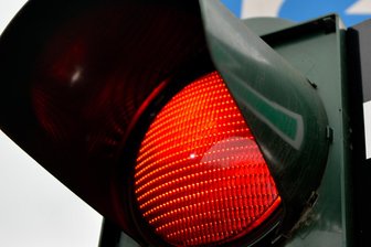 Hartmannsdorf: Bei Rot über die Kreuzung - Bei Rot über die Ampel und dann hat’s gekracht: Das ist am Donnerstag in Hartmannsdorf passiert.