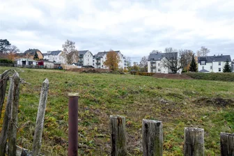 Hartmannsdorf bleibt auf Bauland sitzen - Eine Wiesenfläche und Erdhaufen sind vom Vorhaben, in Hartmannsdorf zwischen Schulstraße und Kirchfeld ein Wohngebiet zu erschließen, geblieben. Neue Häuser wird es dort vorerst nicht geben.