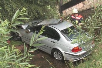 Ein BMW ist am Sonntagnachmittag in Hartmannsdorf  in einem Bach gelandet. 
