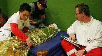 Hartmannsdorf fährt zum Landeswettkampf - 
              <p class="artikelinhalt">Unter den Augen von Yves Schönfelder von der DRK-Ortsgruppe Cainsdorf zeigten Leon Wiegner und Marcel Zetzsche (beide 13 Jahre alt) am "verletzten" Max Richter, was sie gelernt haben. </p>
            
