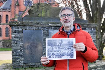 Hartmannsdorf: Heimatverein will Löwen-Denkmal sanieren und sammelt dafür Geld - Heimatvereinschef Reinhard Kluge gehört zu den Initiatoren einer Spendenaktion für die Sanierung des Denkmal für die Gefallenen des Ersten Weltkrieges in Hartmannsdorf. Ein Bild aus dem Archiv des Vereins zeigt die Einweihung.