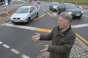 Hartmannsdorf: Kreuzungs-Umbau sorgt für Ärger - Werner Hoffmann von der Verkehrswacht zeigt den Kreuzungsbereich in Hartmannsdorf, der verkleinert wird. Für ihn wäre ein Kreisverkehr kostengünstiger. Doch die Straßenverkehrsbehörde lehnt das ab, weil das Planfeststellungsverfahren bereits abgeschlossen ist.