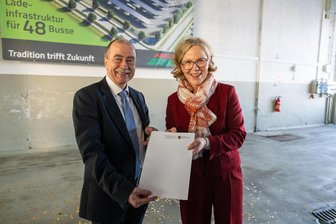 Hartmannsdorf: Millionenzuschuss für hochmodernen Regiobus-Betriebshof - Regiobus-Chef Michael Tanne und Staatsministerin Regina Kraushaar mit dem Fördermittelbescheid.