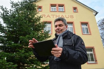 Hartmannsdorf spürt die Klimafresser auf - Preis für Energiemanagement - Hartmannsdorfs Bürgermeister Uwe Weinert hat einen Plan auf dem Weg zur Klimaneutralität - auch für das Rathaus. Jetzt wurde das Engagement mit einem Preis in Höhe von 3000 Euro honoriert.