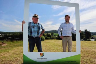 Hartmannsdorf stellt XXL-Bilderrahmen für Blick zum höchster Berg im Landkreis Zwickau auf - Der Hartmannsdorfer Bürgermeister Christfried Nicolaus (CDU, rechts) und sein Stellvertreter Frieder Flechsig zeigen schon mal, wo der XXL-Bilderrahmen hin soll. 