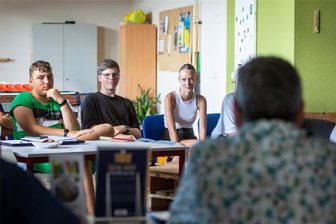 Hartmannsdorf: Wie Jugendliche in Zukunft in ihrer Gemeinde mitentscheiden können - Felix Böhme, Ole Lehmann und Dilia Kretschmer (v. l.) im Gespräch mit Bürgermeister Uwe Weinert. Die drei Jugendlichen erklärten ihre spontane Bereitschaft zu einer Mitarbeit im Jugendbeirat.