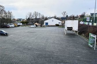 Hartmannsdorf will Ladesäulen bauen - Auf dem Parkplatz unterhalb des Sportplatzes sollen Ladestationen für E-Autos installiert werden. 