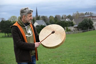 Hartmannsdorfer bietet mystische Geo-Expeditionen an - Georg Steffens ist ausgebildeter Geomant, der sich auf Exkursion begibt, um Erdkräfte aufzuspüren, hier auf einer Wiese in Hartmannsdorf. Dabei bietet er auch Kurse im Selbstbau von Schamanentrommeln an.