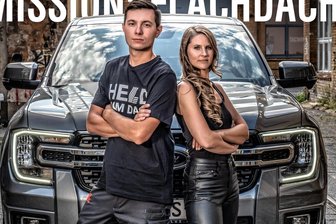 Hartmannsdorfer Dachdecker: Von der Baustelle auf den Laufsteg - Dachdecker Paul Heil und Model Franziska Brömel werben für die Mission Flachdach des Flachdachbauers Lamilux vor einem SUV Ford Ranger, der bei einem Wettbewerb als Preis winkt.