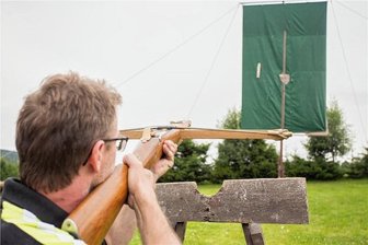 Hartmannsdorfer feiern Dorffest und ihre Feuerwehr - Im Armbrustschießen können sich die Gäste zum Dorffest in Hartmannsdorf versuchen.