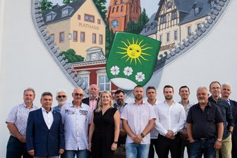 Hartmannsdorfer Gemeinderat: Mehrheit für CDU trotz AfD-Erfolg - Der neu gewählte Gemeinderat Hartmannsdorf 2024 (v. l.): Axel Glaß (BfH), Bürgermeister Uwe Weinert (CDU), Thomas Dietrich (CDU), Andreas Wünsch (BfH), Klaus Delling (BfH), Anke Wolf (CDU), Jörg Weiser (CDU), Silvio Kiesenbauer (AfD), André König (CDU), Karl Elgas (CDU), Paul Heil (CDU), Heiko Weise (CDU), Dietmar Vogel (Die Linke), Volker Tittel (CDU), im Bild fehlt Reinhard Kluge (CDU), der erkrankt ist.