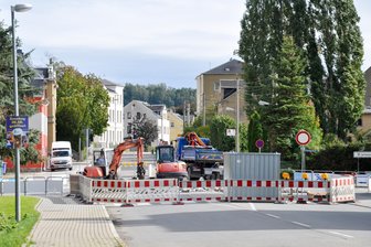 Hartmannsdorfer Kreuz für zwei Monate gesperrt – Autofahrer verärgert - Der Kreuzungsbereich von Leipziger-, Limbacher- und Burgstädter Straße in Hartmannsdorf ist für Fahrzeuge gesperrt. Der Kreisverkehr wird instandgesetzt. Für Fußgänger gibt es einen Gehweg um die Baustelle.