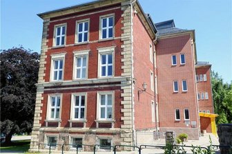 Hartmannsdorfer Schule wird in den Sommerferien zur Baustelle - An der Giebelseite zur Schulstraße soll die Sanierung der Fassade des Hartmannsdorfer Schulgebäudes beginnen. Die Gemeindeverwaltung rechnet mit zehn Wochen Bauzeit.