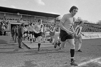 Hartmut Schade: Dynamos Marathonmann mit dem Hutgesicht - Hartmut Schade läuft im März 1976 in einem Oberligaspiel gegen den 1. FC Magdeburg auf den Rasen des Dresdner Rudolf-Harbig-Stadions.