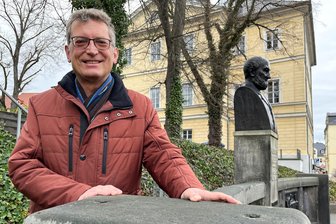 Hartmut von Hainichen: Der singende Bauamtsleiter geht in den Ruhestand - Hartmut Stenker am Keller-Brunnen hinter dem Rathaus. Den Vorläufer der Büste des Holzschliff-Erfinders hatte sein Vater geschaffen.