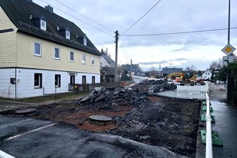 Hartnäckiges Gerücht um Kreisverkehr in Neukirchen und wie eine Apotheke auf die Baustelle vorm Haus reagiert - Die Bauarbeiten in Neukirchen sind in vollem Gange.