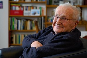 Hartwig Albiro wird 90: In seiner großen Bühnenzeit war das Theater Karl-Marx-Stadt eine Schmiede späterer Schauspiel-Stars - Der ehemalige Karl-Marx-Städter und Chemnitzer Schauspieldirektor Hartwig Albiro ist zufrieden mit seinem Leben, doch ob er alles noch mal genauso machen würde, wisse er nicht, sagt er. 