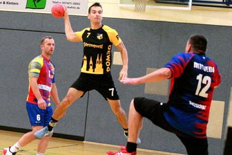 Harzverbot bringt Probleme für Oelsnitzer Handballer - Benjamin Leucht (am Ball) und seine Teamkollegen vom TSV Oelsnitz müssen bei Spitzenreiter Chemnitz ran.