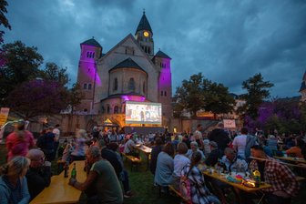 Haselbrunner Filmnacht steht auf der Kippe - Stimmungsvoll sieht es aus, wenn in Haselbrunn Filmnacht angesagt ist. Hier ein Foto von 2023.