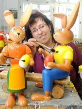 Hasen auf dem Vormarsch - 
              <p class="artikelinhalt">Im Gahlenzer Holzkunst-Unternehmen werden mitten im Januar Osterhasen gefertigt. Heike Mattheus hat in der Malerei alle Hände voll zu tun, den "Knickohren" Gesicht und Kleidung zu geben.</p>
            