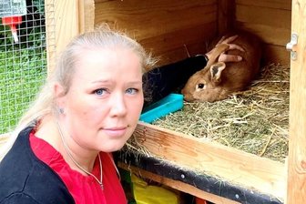 Hasen im Pflegeheim: Streicheln gegen die Einsamkeit - Annelie Hensel, Assistentin der Geschäftsführung beim Gut Gleesberg, steht am Hasenstall. Gesucht werden beim Haustierprojekt der Einrichtung Namensvorschläge für Kaninchen. 