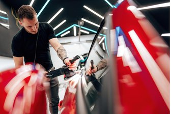 Hass auf Autofahrer im Erzgebirge? Zerstörungswut hält Werkstätten auf Trab - Eine Serie an zerkratzten Fahrzeugen in Aue beschäftigt mittlerweile auch die Werkstätten in der Region. Sie sollen die Lackschäden reparieren.
