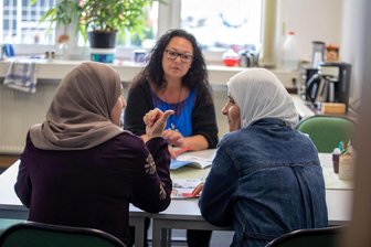 „Hast du auch Ohren?“: Was zwei syrische Frauen mit Kopftuch als angehende Erzieherinnen im Vogtland erlebt haben - Arbeitsmarktmentorin Nicole Baumgärtel hat die beiden Frauen durch ihre Ausbildung begleitet. Im Gespräch mit der „Freien Presse“ wollten sie nur ihren Vornamen nennen.