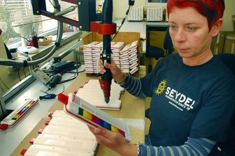 Hast Du Töne! Triola wird 50 - Daniela Seifert, Leiterin der Triola-Produktion in der Klingenthaler Mundharmonika-Manufaktur C. A. Seydel Söhne, verschraubt Teile für das aktuelle Triola-Modell. Einst konisch, ist das Instrument seit gut einem Vierteljahrhundert rechteckig und erfreut sich inzwischen auch international großer Beliebtheit.