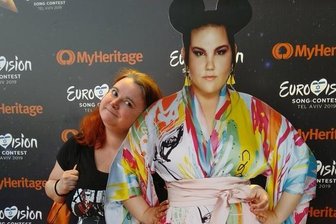 Haste Töne? - Die israelische Sängerin Netta Barziglai - hier als Pappkameradin - beweist spätestens seit ihrem Sieg beim Eurovision Song Contest 2018 Größe. Und das nicht nur im Vergleich mit unserer Autorin Sara Thiel. 