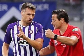 Hat Erzgebirge Aue noch Kraft und Ideen? - FCE-Teamchef Marc Hensel (rechts) unterhält sich mit Sören Gonther. Alle drei Spiele dieser Saison, in denen der Abwehrroutinier fehlte, verloren die Auer.