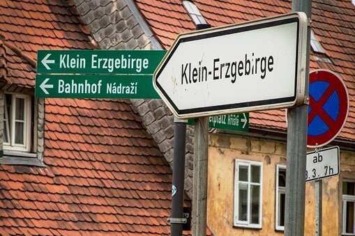 Hinweisschilder weisen in Oederan den Weg zum Miniaturenpark Klein-Erzgebirge.