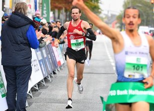 "Hat Lust auf mehr gemacht" - Sebastian Hendel erreicht als Zweiter der Deutschen Meisterschaften das Ziel in Hamburg. Im Vordergrund ballt Simon Boch die Siegerfaust. 