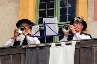 Hat man Töne: Burg Schönfels feiert Ende der Sanierung - Fanfarenbläser sorgen während der Segnung des Bergfrieds von Burg Schönfels für die feierliche Stimmung.