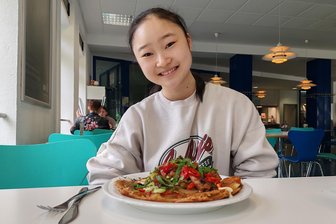 Hat’s geschmeckt, Yuria? Junge Japanerin testet japanisches Gericht in der Zwickauer Mensa - In freudiger Erwartung: Yuria Takahashi vor ihrem Okonomiyaki-Teller in der Hochschulmensa am Dr.-Friedrichs-Ring.